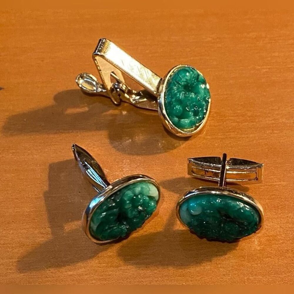 Gold Tone Green Stone Men’s Cufflinks Tie Bar Set Oval Carved Dress Jewelry